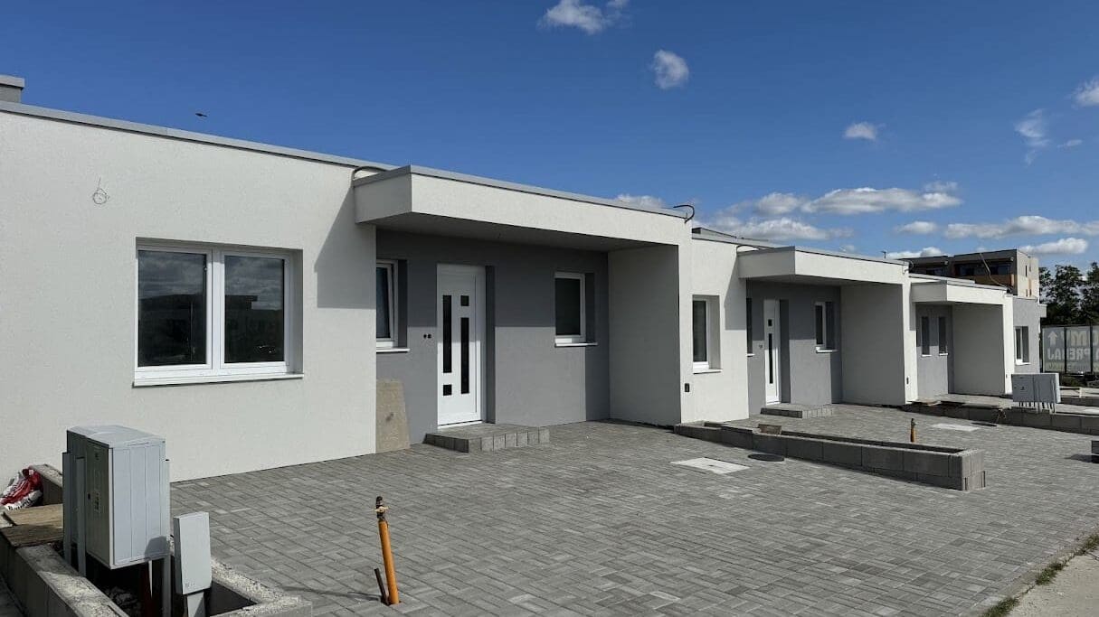 Vrabčia Senec, z ulice